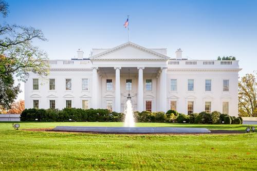 A fountain in front of the white house.